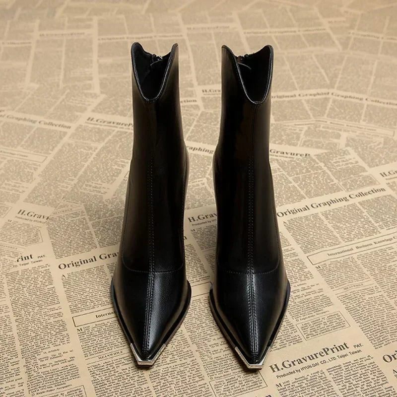 Noxé | Elegant Chelsea Boots with Chrome Tip